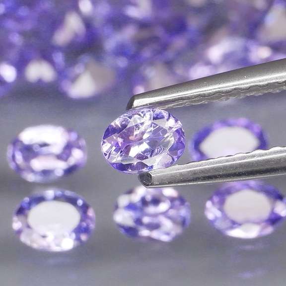 Glittering 5.33ct bright violet Tanzanite set