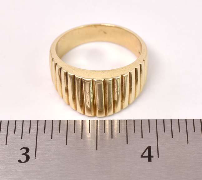 Ravishing Ribbed Band Ring in 14K Yellow Gold