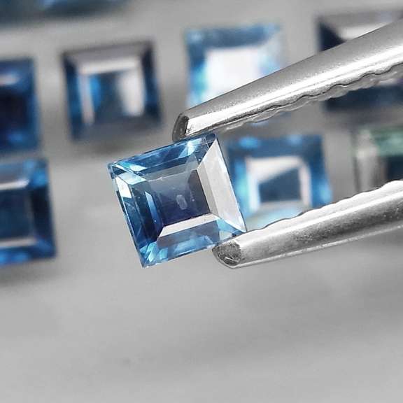 Heated only 4.64ct blue Sapphire set with multiple hues