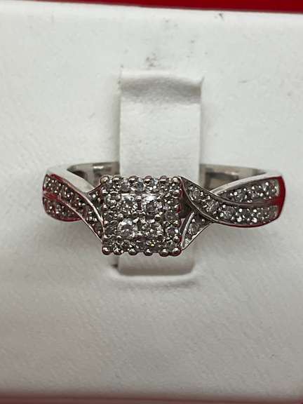 LADIES WHITE GOLD AND DIAMOND RING