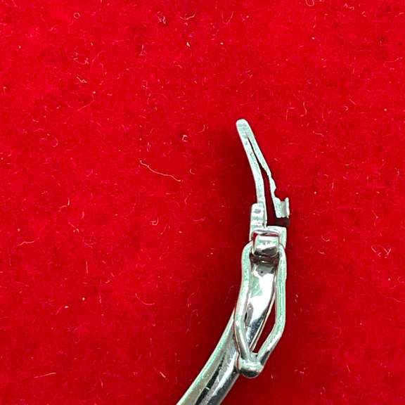18KT WHITE GOLD DIAMOND BANGLE BRACELET.