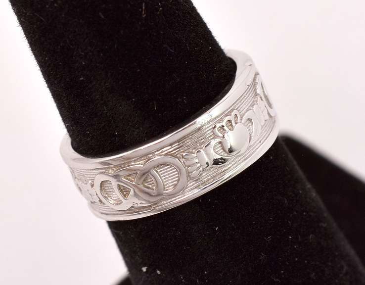Stunning Claddagh Ring in White Gold