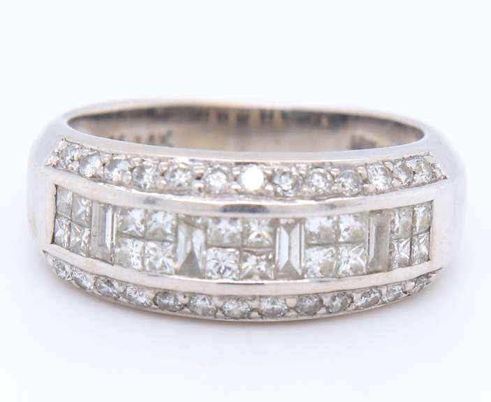 LADIES 14 KT WHITE GOLD DIAMOND BAND BY LEVIAN
