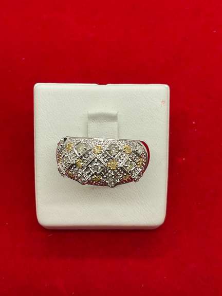 LADIES 18K WHITE GOLD AND DIAMOND BAND.