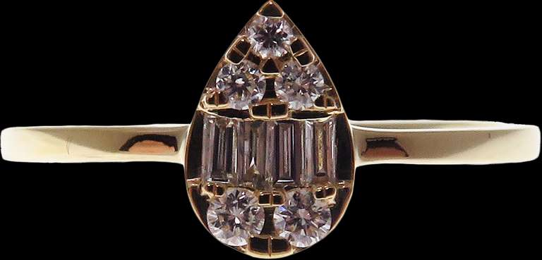 Beautiful 18kt Yellow Gold Tearshaped Diamond Ring