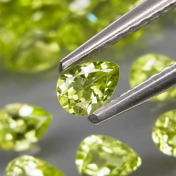 Fantastic 8.24ct 4x3mm pear cut Peridot set