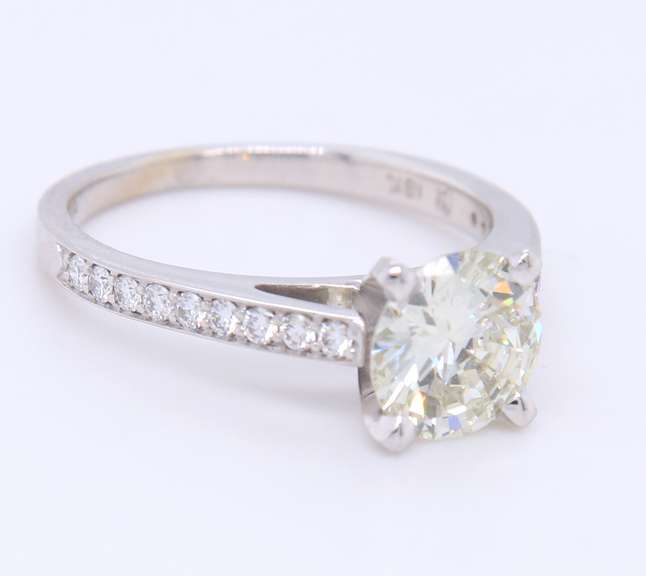 18k white gold engagement ring with 1.52 carat diamonds