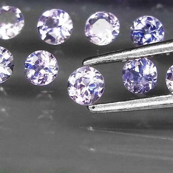 Glittering 5.42ct bright blue violet Tanzanite set