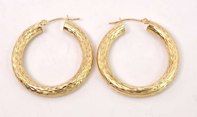 Tasteful Hoop Earrings in 14K Yellow Gold