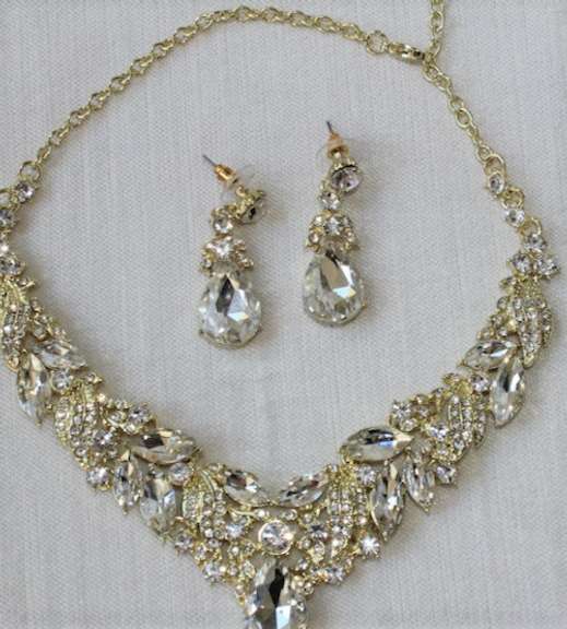 Set Of Fashion Jewelry Neck Lace And Earrings