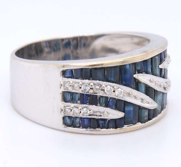 14KT WHITE GOLD BLUE SAPPHIRE & DIAMOND RING.