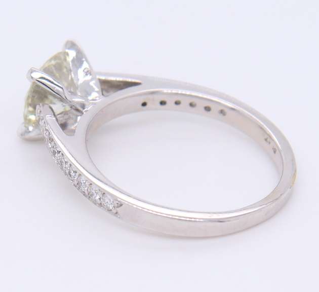 18k white gold engagement ring with 1.52 carat diamonds