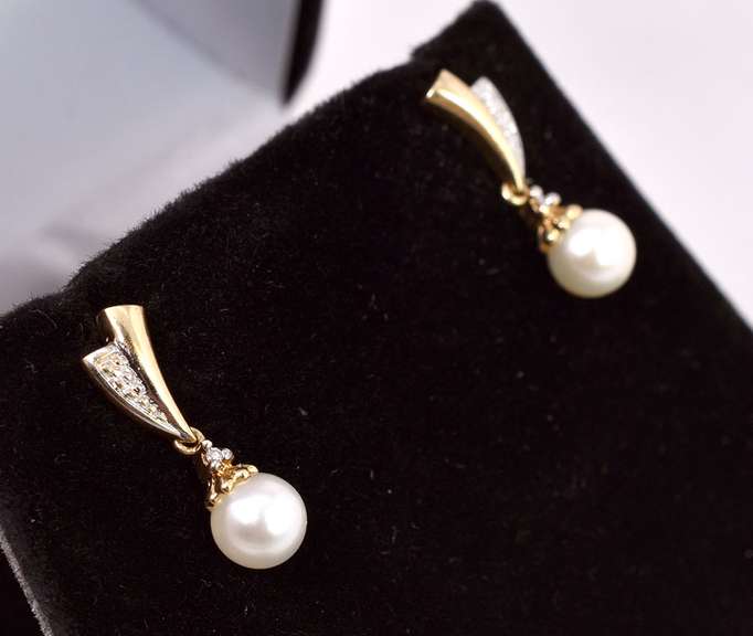 Dainty Pearl Earrings in Yellow Gold