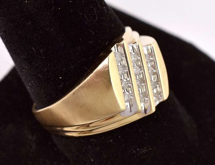 Magnificent Men's Diamond Ring in Yellow Gold