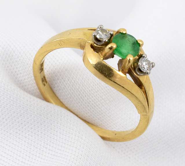Sweet 14k Emerald & Diamond Ring