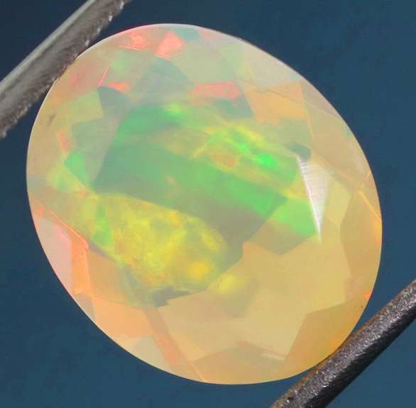 Gorgeous glittering 2.38ct faceted Jelly Opal
