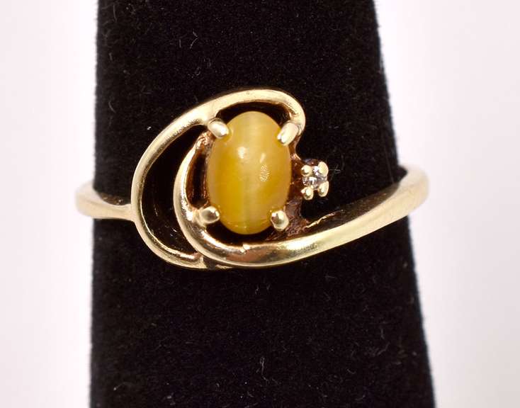 Sensational Cat's Eye Ring in Yellow Gold