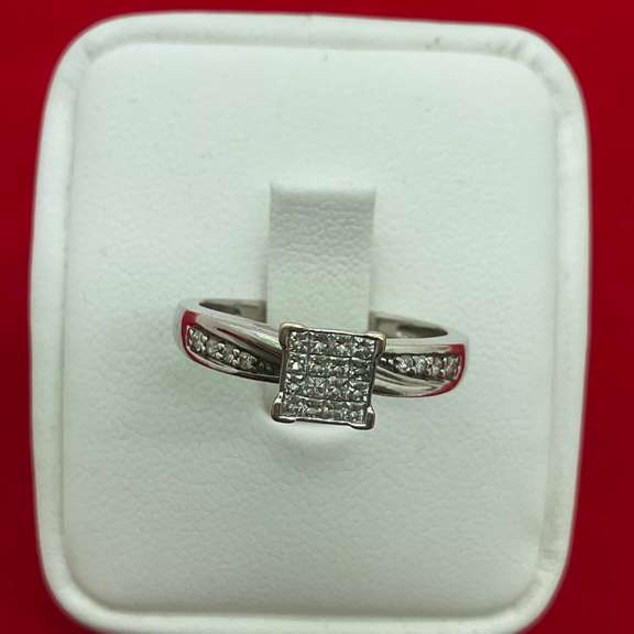 14K WHITE GOLD AND DIAMOND RING