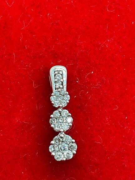 WHITE GOLD AND DIAMOND PENDANT