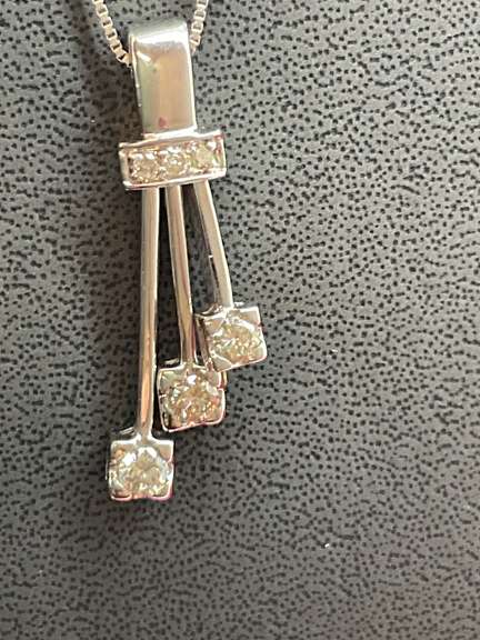 14K WHITE GOLD BOX LINK WITH DIAMOND PENDANT