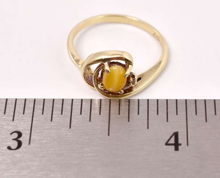 Sensational Cat's Eye Ring in Yellow Gold