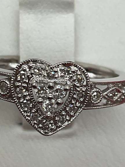 14K WHITE GOLD LADIES DIAMOND RING