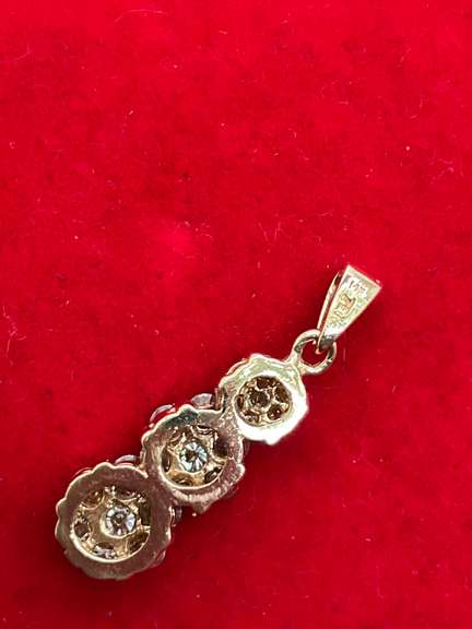 14K GOLD AND DIAMOND PENDANT.