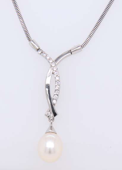 18KT WHITE GOLD DIAMOND AND PEARL NECKLACE.
