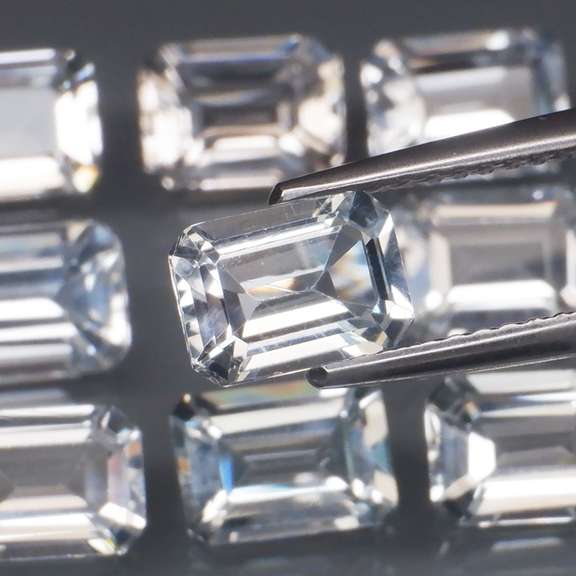 Superb 11.28ct UNHEATED diamond white Topaz set