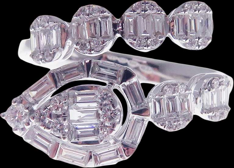 Mesmerizing 18k White Gold Siral Diamond Snake Head Ring