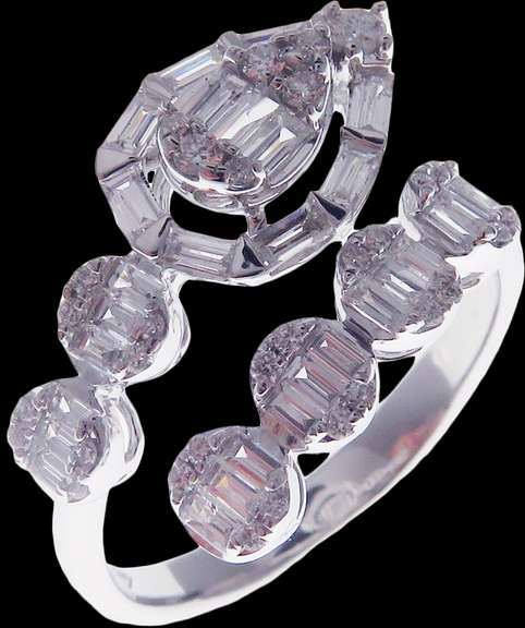 Mesmerizing 18k White Gold Siral Diamond Snake Head Ring