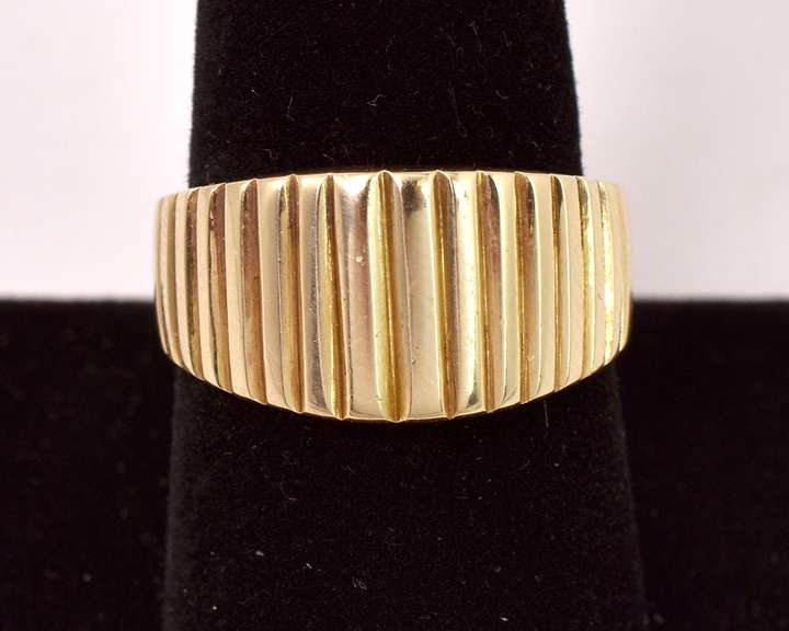Ravishing Ribbed Band Ring in 14K Yellow Gold