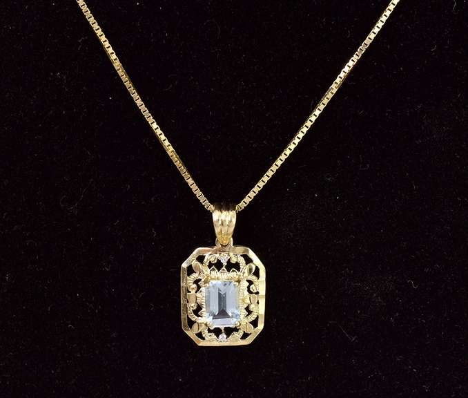Tasteful Topaz Pendant Necklace in Yellow Gold