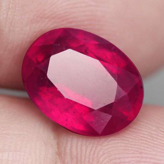 Stunning 7.36ct top blood red Ruby center stone