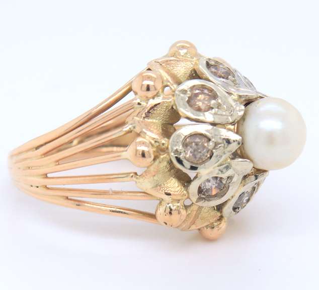 Ladies 18k yellow gold diamond and pearl pyramid ring