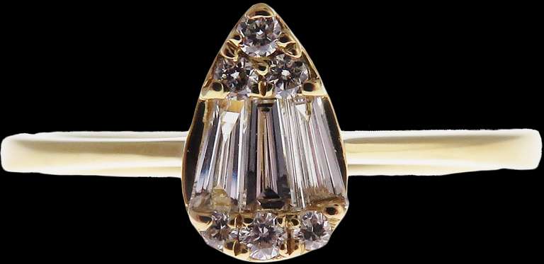 Exciting 18kt Yellow Gold Teardrop Diamond Ring