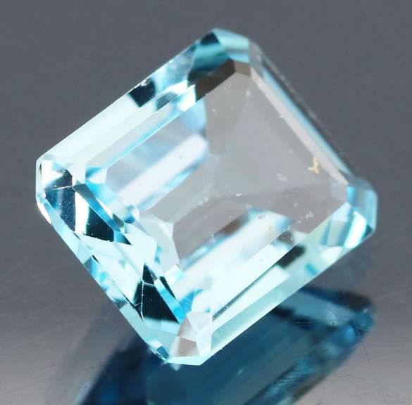 Beautiful 4.83ct emerald cut Topaz