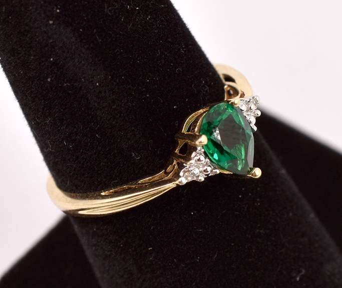 Gorgeous Green Crystal and Diamond Ring in Yellow Gold