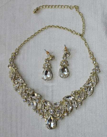 Set Of Fashion Jewelry Neck Lace And Earrings