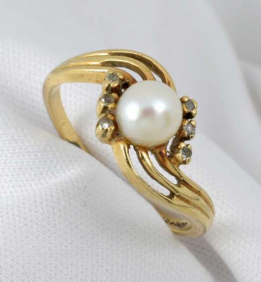Cute Little Pearl Ring