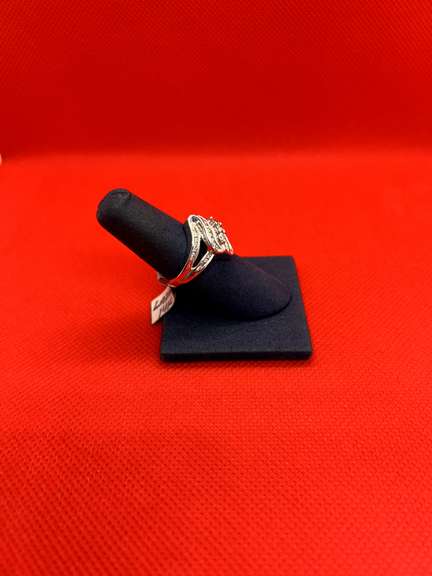 LADIES 14K WHITE GOLD RING WITH DIAMONDS