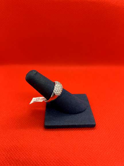 STUNNING 14K WHITE GOLD RING WITH 1.10 CARAT OF DIAMOND