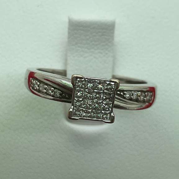 14K WHITE GOLD AND DIAMOND RING