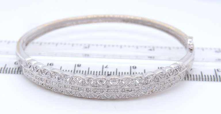 Elegant 14kt Gold 1ctw Diamond Bangle Bracelet
