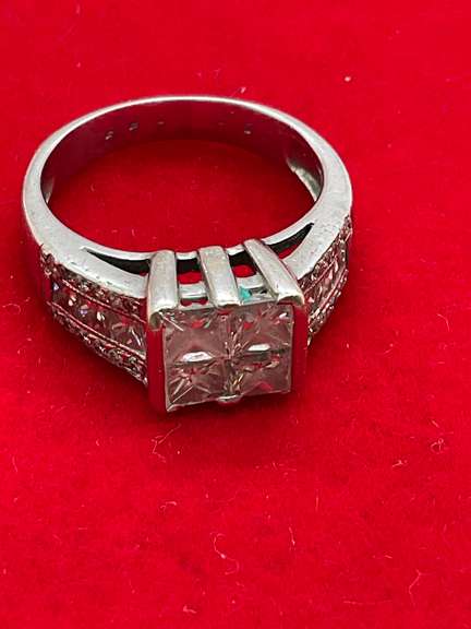 LADIES 14K WHITE GOLD DIAMOND RING