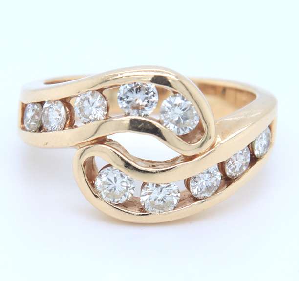 Swirl Design 14kt Gold Sparkling Diamond Ring
