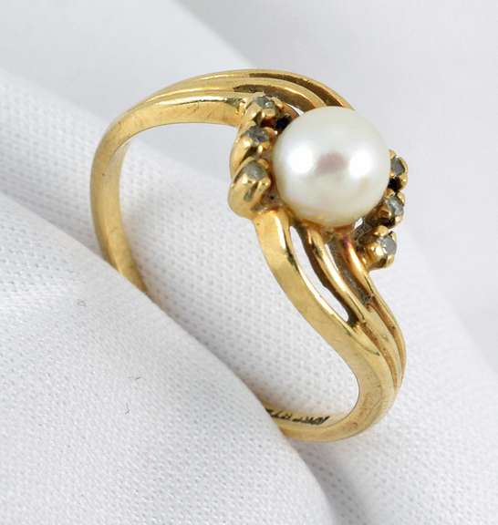 Cute Little Pearl Ring