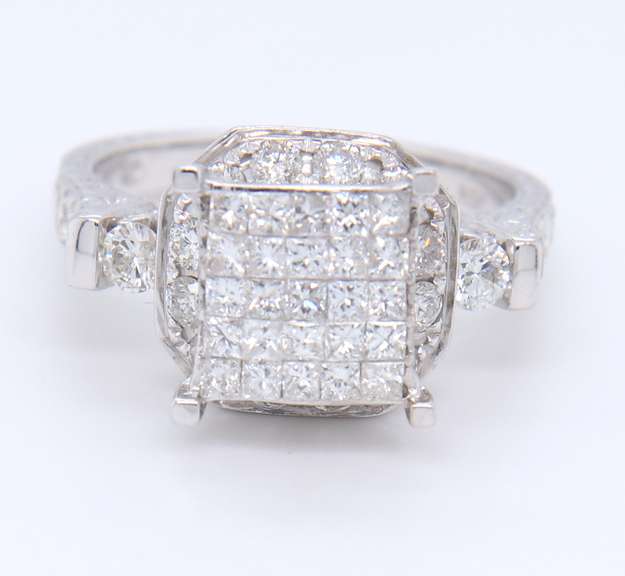 LADIES 14 KT WHITE GOLD DIAMOND RING.
