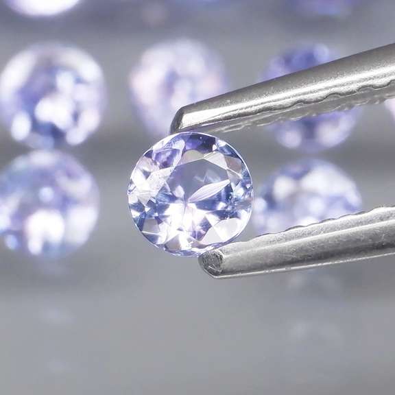 Heavy flashing 4.81ct round Tanzanite set