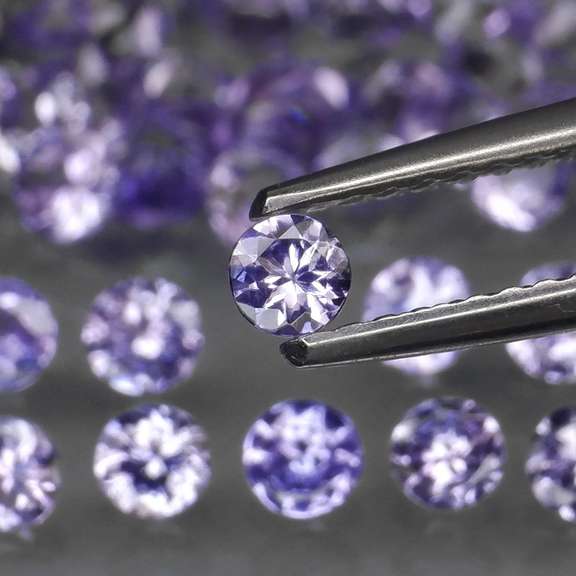 Glittering 5.22ct bright blue violet Tanzanite set